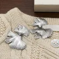 Minimalistische zilveren ginkgoblad oorknopjes op beige gebreide achtergrond voor dames - Zilveren Ginkgo Blad Stijl (A-280-银色)