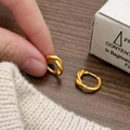 Minimalistische gedrehte Knoten-Ohrringe in mattem Gold für modische Damen-Alltagskleidung - Mattgold