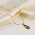 Goldene Schlangenkette mit einem tropfenförmigen olivgrünen Steinanhänger - Gold Grasgrüner Tropfenstil (B-437)