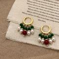Gros plan détaillé de boucles d'oreilles vintage avec agate verte et perles sur toile - Style Rétro Calcédoine Verte à Franges