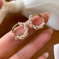 Elegantes pendientes de aro bañados en oro de 14k con perlas blancas trenzadas, chic francés - Dorado