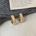 Elegante goldene Huggie-Ohrringe mit Muscheleinlage und funkelnden Zirkoniasteinen - Gold (A-1166)