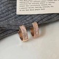 Makroaufnahme von roségoldenen Creolen mit Muscheleinlage und funkelnden Kristallen - Rosa Muschel Roségold Creolen (A-1166)