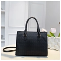 Borsa a tracolla trapuntata nera classica con dettagli dorati e tracolla regolabile - Nero