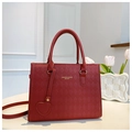 Elegante borsa tote trapuntata bordeaux con scritte dorate e ciondolo a cuore - Rosso