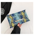 Dettaglio di pochette a busta con stampa serpente blu ed elegante bordo in metallo dorato - Blu
