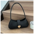 Primer plano de bolso de hombro en cuero PU negro con hebilla de corazón dorado en escalera - Negro
