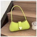 Detalle del bolso de hombro verde neón con hebilla metálica de corazón en una escalera - Verde
