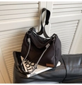 Dettaglio della borsa tote in nylon nero con corda intrecciata e toppa in pelle - Nero
