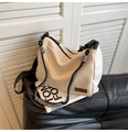 Dettaglio della borsa hobo con manico in corda intrecciata e logo in pelle marrone - Bianco Sporco