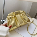 Goudkleurige metallic bucket bag met geplooid leer en een dunne schouderriem - Goud