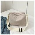 Detalle de bolso bandolera de pana beige con correa ajustable y cremallera metálica - Blanco Roto