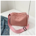 Detalle de la textura de pana rosa y la correa ancha ajustable del bolso tote casual - Rosa