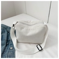 Detalle del bolso tote de pana blanca con cremallera metálica y correa ajustable - Blanco