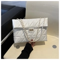 Detail van witte gewatteerde tas met gouden kettingriem en metalen draaisluiting - Wit