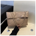 Detail van beige gewatteerde schoudertas met ruitpatroon en metalen kettingriem - Khaki
