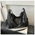 Vue détaillée d'un sac cabas en cuir PU noir à grain litchi avec deux fermetures éclair - Noir