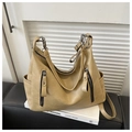 Détail du sac cabas en cuir PU kaki montrant les zips et la bandoulière réglable - Kaki