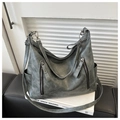 Détails des poches zippées et du sac fourre-tout en cuir gris-vert avec texture vintage - Vert