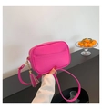 Detail der rosafarbenen Tasche aus Litschileder mit goldener Hardware und Quaste - Rosarot