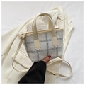 Detalle del bolso tote de tweed a cuadros beige con asas de piel y correa ajustable - Blanco