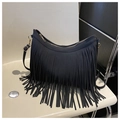 Detailansicht der schwarzen Fransen-Hobo-Tasche mit goldener Hardware und Quasten - Schwarz