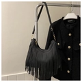 Detalle del bolso hobo negro con flecos largos y cremallera de metal en tono dorado - Negro