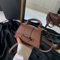 Braune Mini-Handtasche mit Litschi-Muster und Gold-Hardware in Spiegelreflexion - Dunkelbraun
