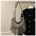 Detalle de bolso de hombro en ante gris oscuro con flecos largos y herrajes dorados - Gris