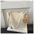 Detalle del bolso tote crema minimalista con textura de cuero PU y colgante de estrella - Con Colgante / Blanco