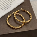 Details von vergoldeten Creolen mit einzigartiger, unregelmäßig gedrehter Dornentextur - Große Spiral-Creolen / Gold