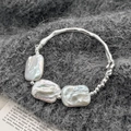 Barock-Süßwasserperlenarmband mit silberner Metallstruktur und feiner Perlenkette - Silber Barock Perle Gebrochenes Silber Armband / Silber