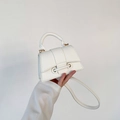 Borsa a trapezio bianca minimalista in pelle martellata con fibbia in metallo tonda - Bianco