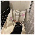Detalle del bolso de lona con parches de estrellas rosas y cadena metálica - Blanco