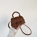 Mini borsa a tracolla marrone scuro in pelle martellata con manico e fibbia decorativa - Marrone