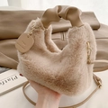 Beige Kunstpelz-Handtasche mit gerafftem Ledergriff und goldenem Umhängeriemen - Khaki