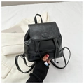 Dettaglio mini zaino in pelle PU nera con chiusura a coulisse e goffratura moda - Nero