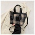 Bolso tote de lana a cuadros negros y grises con asas de cuero y detalles metálicos dorados - Caqui