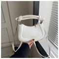 Detalle de bolso medialuna blanco con asa anudada y logotipo dorado de diseño moderno - Blanco