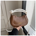 Primer plano del bolso hobo marrón con asa anudada blanca y letras doradas de marca - Marrón