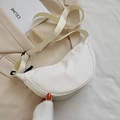 Minimalistische cremefarbene Nylon-Halbmondtasche mit verstellbarem schwarzem Gurt - Weiß