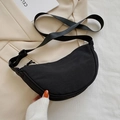 Minimalistische schwarze Nylon-Halbmondtasche mit verstellbarem Riemen auf neutralem Grund - Schwarz
