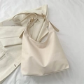 Grand sac hobo beige en cuir mat avec bandoulière réglable et détails dorés chics - Blanc