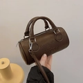 Dunkelbraune Boston-Tasche aus Leder mit Logo-Prägung und verstellbarem Riemen - Kaffeebraun