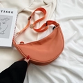 Orangefarbene Nylon-Halbmond-Umhängetasche mit verstellbarem breitem Gurtband - Orange