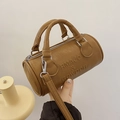 Braune Boston Handtasche aus Leder mit strukturierter Oberfläche und geprägtem Schriftzug - Braun