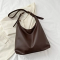 Grand sac hobo marron foncé minimaliste avec large bandoulière réglable et chic - Marron