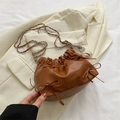 Braune Beuteltasche mit Schleifen-Details und Metallkettenriemen auf weißem Blazer - Braun