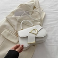 Elegante weiße Satteltasche mit goldener D-Schnalle auf stilvollem Blazer-Hintergrund - Weiß