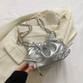 Silberne Beuteltasche mit Schleifendetails und feiner Kette für Damen - Silber